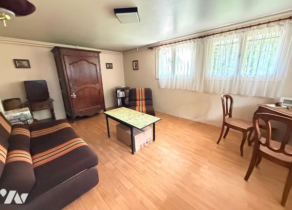 Maison d'habitation 190 m² 5 chambres sur 1 100 m² Terrain.
PX : 235 000 €. Tel : 07 86 12 52 67