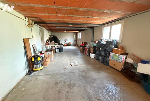 Maison d'habitation 190 m² 5 chambres sur 1 100 m² Terrain.
PX : 235 000 €. Tel : 07 86 12 52 67