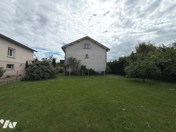 Maison d'habitation 190 m² 5 chambres sur 1 100 m² Terrain.
PX : 235 000 €. Tel : 07 86 12 52 67