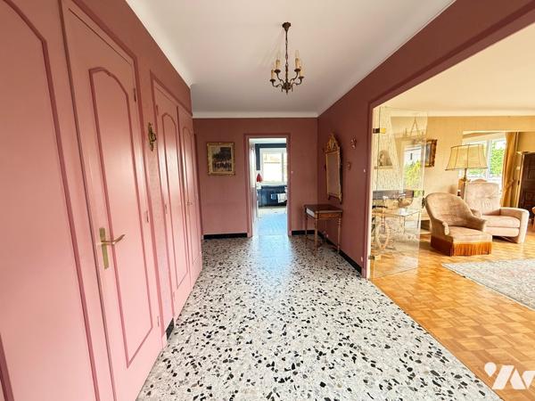 Maison d'habitation 190 m² 5 chambres sur 1 100 m² Terrain.
PX : 235 000 €. Tel : 07 86 12 52 67