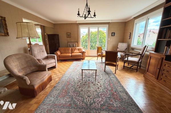 Maison d'habitation 190 m² 5 chambres sur 1 100 m² Terrain.
PX : 235 000 €. Tel : 07 86 12 52 67