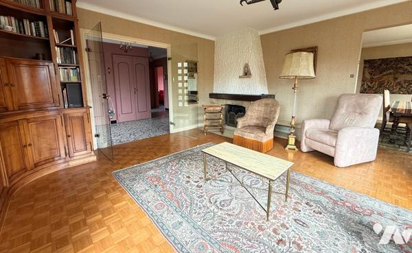 Maison d'habitation 190 m² 5 chambres sur 1 100 m² Terrain.
PX : 235 000 €. Tel : 07 86 12 52 67