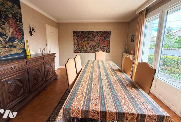 Maison d'habitation 190 m² 5 chambres sur 1 100 m² Terrain.
PX : 235 000 €. Tel : 07 86 12 52 67
