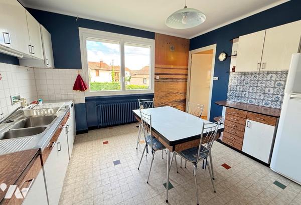 Maison d'habitation 190 m² 5 chambres sur 1 100 m² Terrain.
PX : 235 000 €. Tel : 07 86 12 52 67