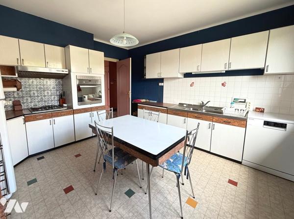 Maison d'habitation 190 m² 5 chambres sur 1 100 m² Terrain.
PX : 235 000 €. Tel : 07 86 12 52 67