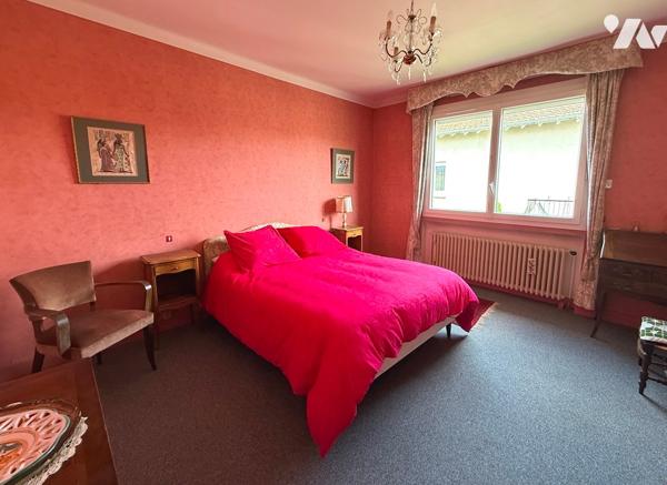 Maison d'habitation 190 m² 5 chambres sur 1 100 m² Terrain.
PX : 235 000 €. Tel : 07 86 12 52 67