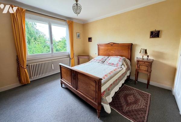 Maison d'habitation 190 m² 5 chambres sur 1 100 m² Terrain.
PX : 235 000 €. Tel : 07 86 12 52 67