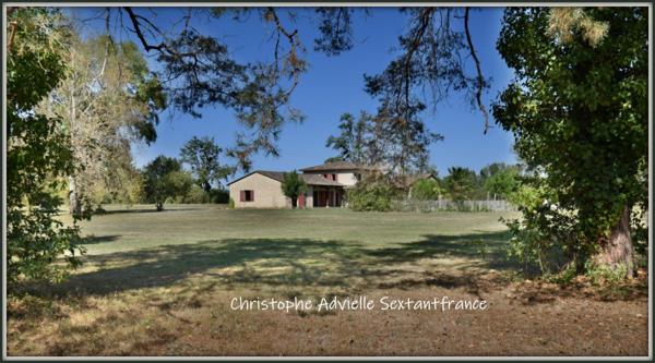 Bergerac, villa d'architecte 280 M2 habitables , double garage, grande piscine sur 4.4 Ha de parc, environnement exceptionnel