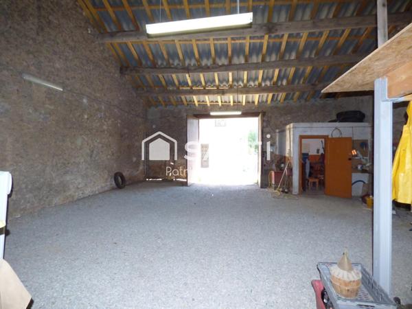 GARAGE avec cellier et extérieur.