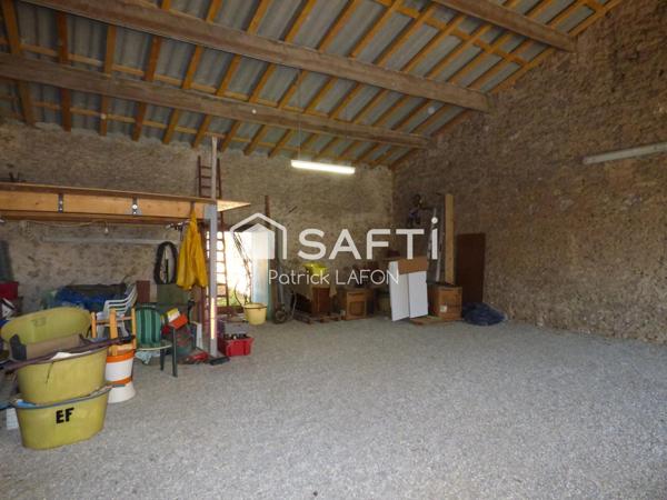 GARAGE avec cellier et extérieur.