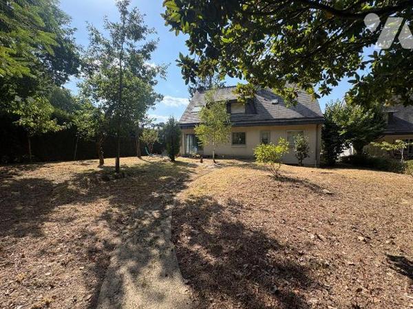 Exclusivité - PACE Emplacement prisé en Centre-Bourg 
Sur une parcelle de 999m², maison édifié...