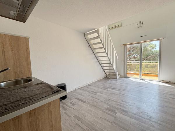 HYERES Le Port - Appartement  duplex T2 - Rénové - Terrasse - Parking