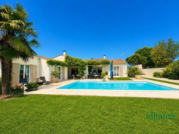 SUPERBE VILLA CONTEMPORAINE DE STYLE RETHAIS DE 160 M2 SUR UN TERRAIN CLOS ET ARBORE DE 915 M2. A 10 MN DE LA La Rochelle (17000)