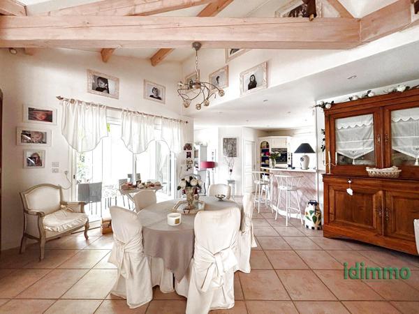 SUPERBE VILLA CONTEMPORAINE DE STYLE RETHAIS DE 160 M2 SUR UN TERRAIN CLOS ET ARBORE DE 915 M2. A 10 MN DE LA La Rochelle (17000)