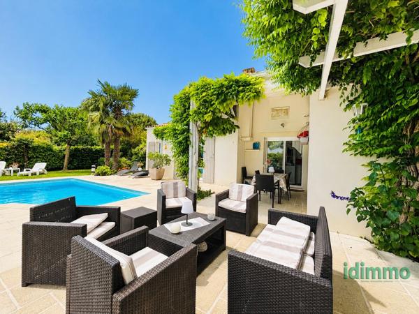 SUPERBE VILLA CONTEMPORAINE DE STYLE RETHAIS DE 160 M2 SUR UN TERRAIN CLOS ET ARBORE DE 915 M2. A 10 MN DE LA La Rochelle (17000)
