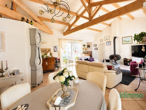 SUPERBE VILLA CONTEMPORAINE DE STYLE RETHAIS DE 160 M2 SUR UN TERRAIN CLOS ET ARBORE DE 915 M2. A 10 MN DE LA La Rochelle (17000)
