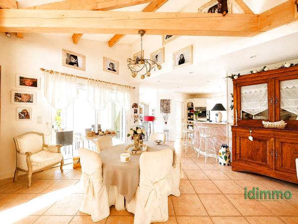 SUPERBE VILLA CONTEMPORAINE DE STYLE RETHAIS DE 160 M2 SUR UN TERRAIN CLOS ET ARBORE DE 915 M2. A 10 MN DE LA La Rochelle (17000)