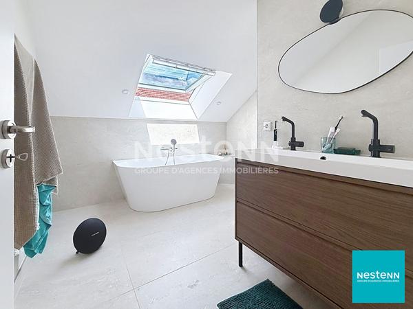 Bien rare à Feurs, seulement dans votre agence NESTENN, 3 chambres,  116 m2 habitables sur terrain clos de 515  m2  avec garage