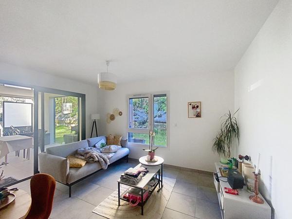 EXCLUSIVITE ! Appartement récent Yssingeaux en rdc avec petit extérieur , garage et stationnement