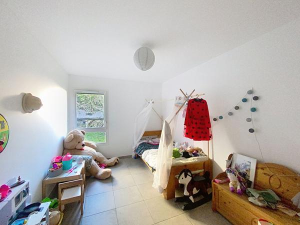 EXCLUSIVITE ! Appartement récent Yssingeaux en rdc avec petit extérieur , garage et stationnement