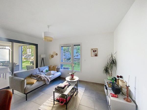EXCLUSIVITE ! Appartement récent Yssingeaux en rdc avec petit extérieur , garage et stationnement