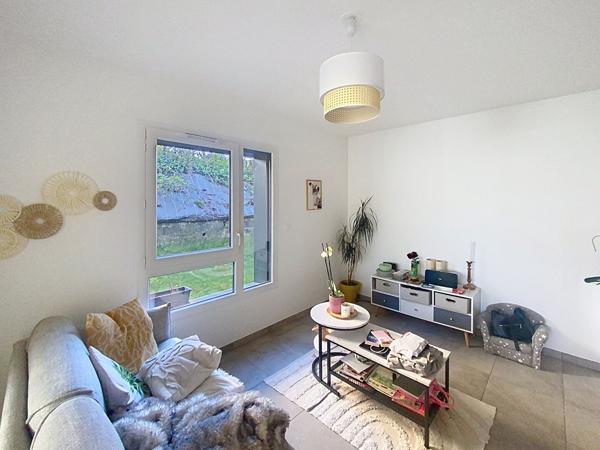 EXCLUSIVITE ! Appartement récent Yssingeaux en rdc avec petit extérieur , garage et stationnement