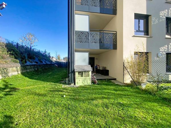 EXCLUSIVITE ! Appartement récent Yssingeaux en rdc avec petit extérieur , garage et stationnement
