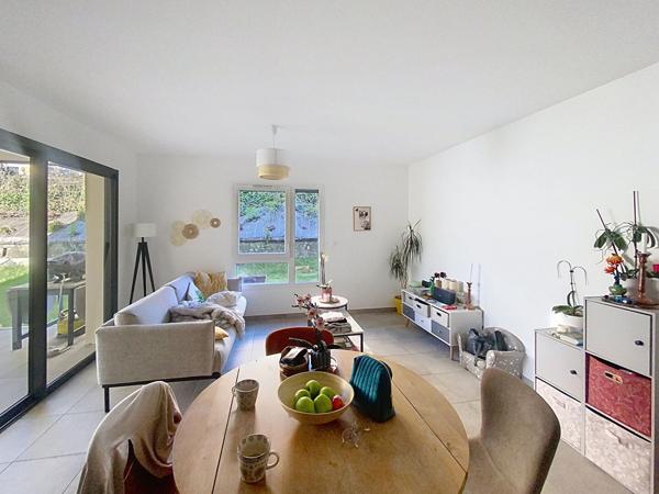 EXCLUSIVITE ! Appartement récent Yssingeaux en rdc avec petit extérieur , garage et stationnement