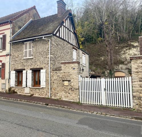 Maison centre ville 2 chambres, pas de vis à vis, entrée voitures, garage