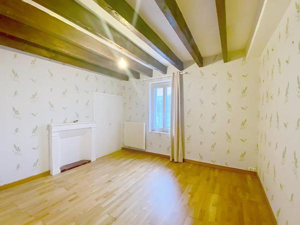 Maison centre ville 2 chambres, pas de vis à vis, entrée voitures, garage