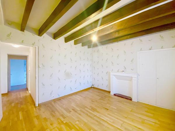 Maison centre ville 2 chambres, pas de vis à vis, entrée voitures, garage