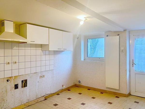 Maison centre ville 2 chambres, pas de vis à vis, entrée voitures, garage