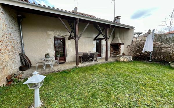 Maison à vendre    5 pièces •  Montbron