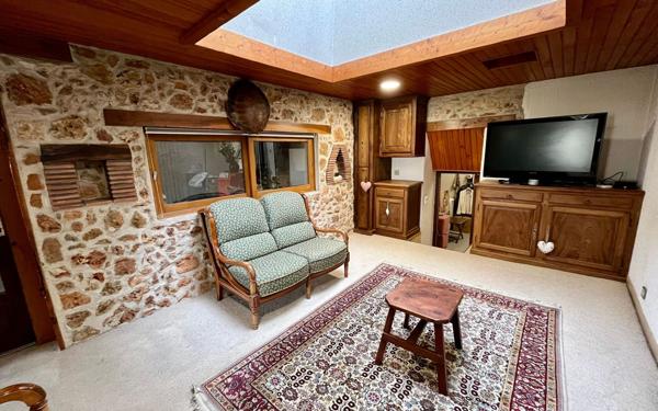 Maison à vendre    5 pièces •  Montbron