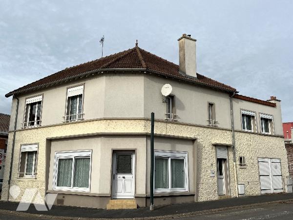 Maison d'habitation comprenant : salon, séjour, cuisine, 5 chambres, 2 salle de bains, garage, cave.