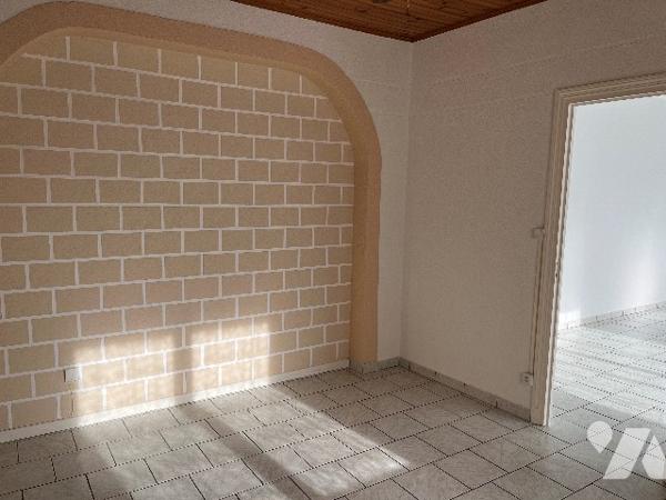 Maison d'habitation comprenant : salon, séjour, cuisine, 5 chambres, 2 salle de bains, garage, cave.