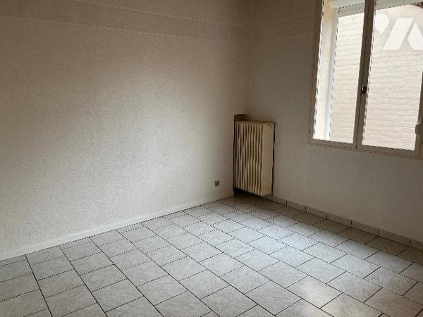 Maison d'habitation comprenant : salon, séjour, cuisine, 5 chambres, 2 salle de bains, garage, cave.