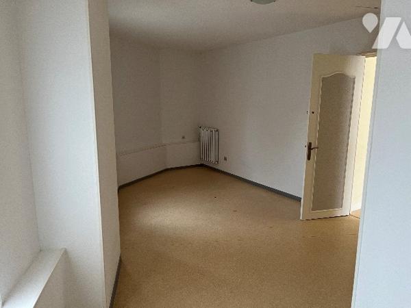 Maison d'habitation comprenant : salon, séjour, cuisine, 5 chambres, 2 salle de bains, garage, cave.