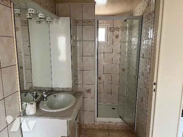 Maison d'habitation comprenant : salon, séjour, cuisine, 5 chambres, 2 salle de bains, garage, cave.