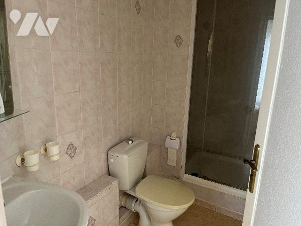 Maison d'habitation comprenant : salon, séjour, cuisine, 5 chambres, 2 salle de bains, garage, cave.