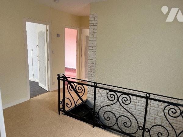 Maison d'habitation comprenant : salon, séjour, cuisine, 5 chambres, 2 salle de bains, garage, cave.