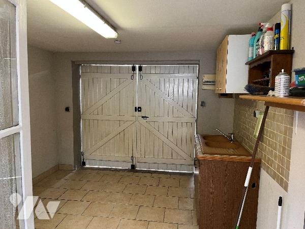 Maison d'habitation comprenant : salon, séjour, cuisine, 5 chambres, 2 salle de bains, garage, cave.