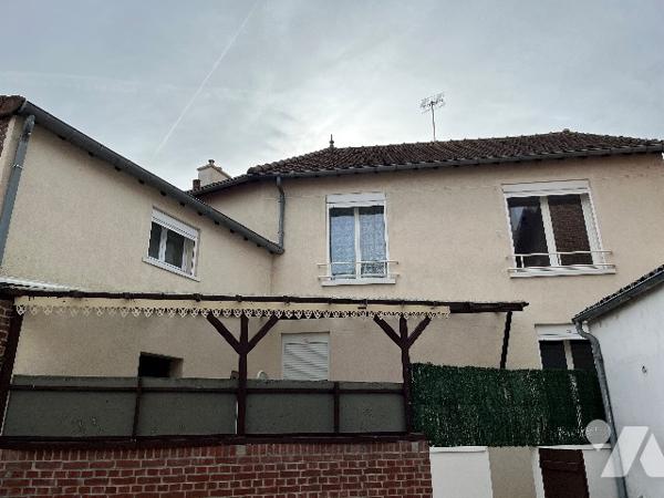 Maison d'habitation comprenant : salon, séjour, cuisine, 5 chambres, 2 salle de bains, garage, cave.