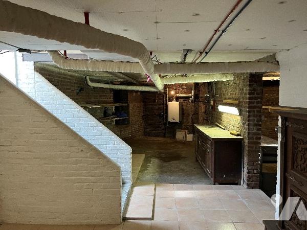 Maison d'habitation comprenant : salon, séjour, cuisine, 5 chambres, 2 salle de bains, garage, cave.