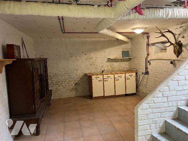 Maison d'habitation comprenant : salon, séjour, cuisine, 5 chambres, 2 salle de bains, garage, cave.