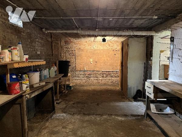 Maison d'habitation comprenant : salon, séjour, cuisine, 5 chambres, 2 salle de bains, garage, cave.