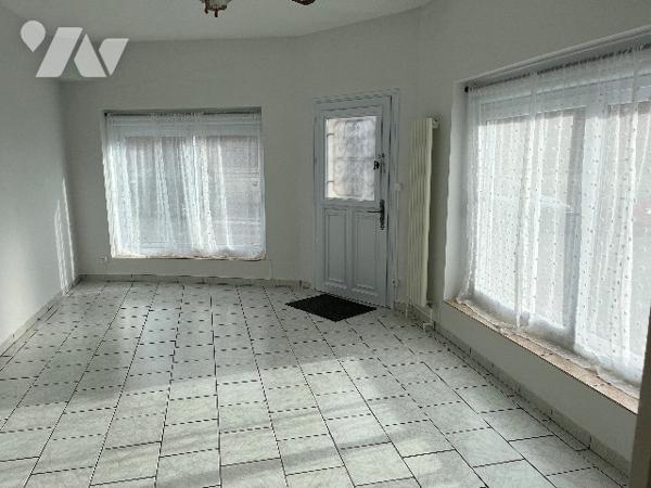 Maison d'habitation comprenant : salon, séjour, cuisine, 5 chambres, 2 salle de bains, garage, cave.