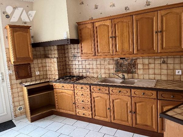 Maison d'habitation comprenant : salon, séjour, cuisine, 5 chambres, 2 salle de bains, garage, cave.