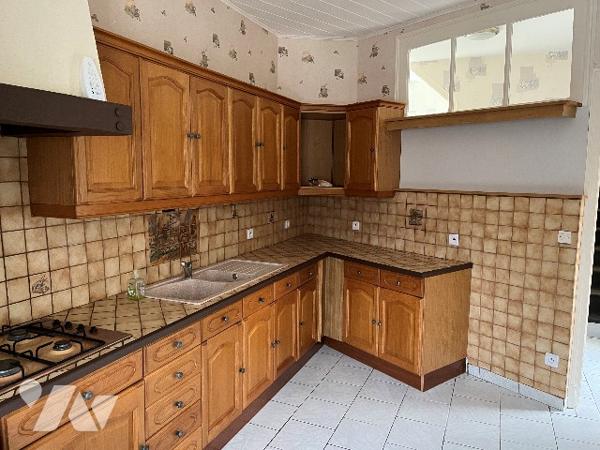 Maison d'habitation comprenant : salon, séjour, cuisine, 5 chambres, 2 salle de bains, garage, cave.