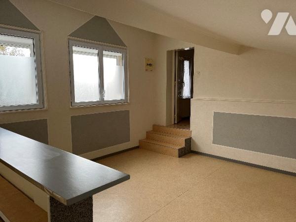 Maison d'habitation comprenant : salon, séjour, cuisine, 5 chambres, 2 salle de bains, garage, cave.